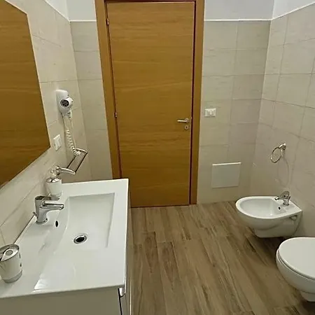Carpentry فندق مبيت وإفطار أودجانو لا كييزا